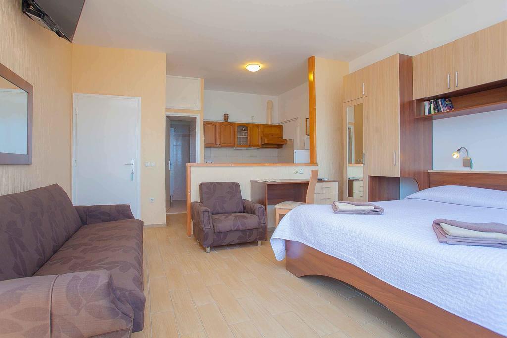 Guest House Lovric Lumbarda Bagian luar foto